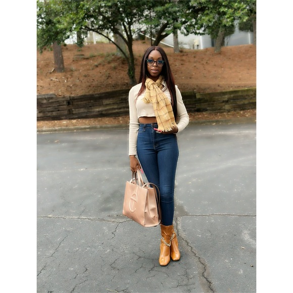 Meet your Posher, Nicole - Picture 3 of 3